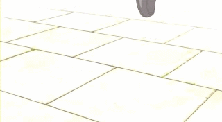 신발이 바닥에 떨어지는장면