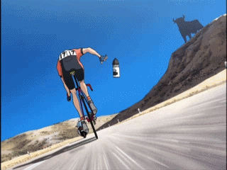 질주하는 자전거에서 물통 떨어지는장면