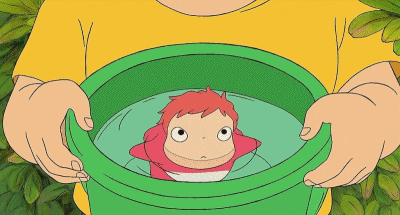 물을 얼굴에 뿜어내는 장면