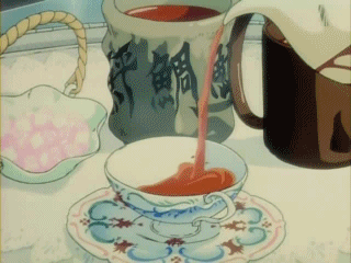 찻잔에 차 따르는 장면