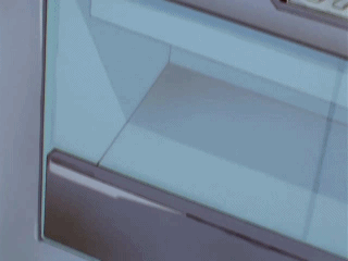 자판기에서 사과가 나오는 장면